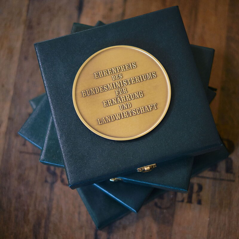 Zum insgesamt vierten Mal wurde die Privatbrauerei aus Meißen mit dem Bundesehrenpreis ausgezeichnet und zählt damit erneut zu den zwölf besten Brauereien Deutschlands.