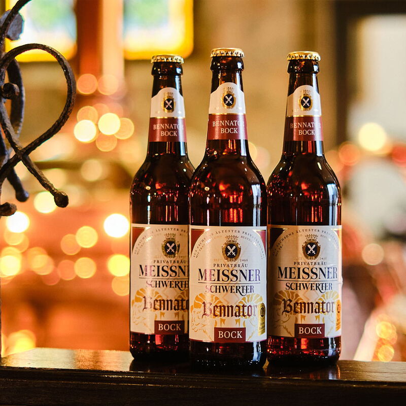Braumeister Robert Kaeßler präsentiert stolz die Auszeichnung „Bestes Bockbier“.